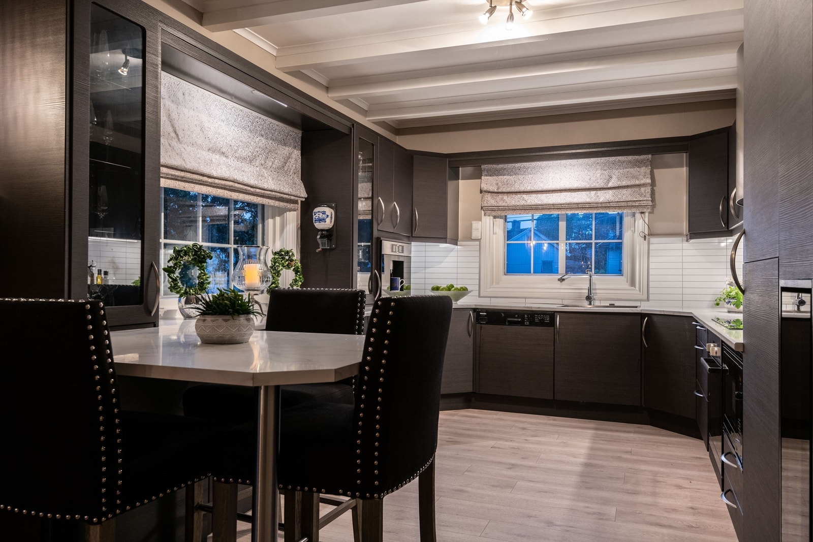 Kjøkkenet er utstyrt med Arthur Bonnet innredning som ble totaloppusset i 2018. Galleribilde