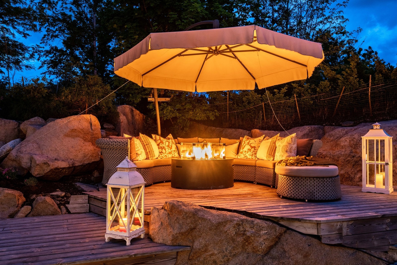 Med skjerming over hodet kan du sitte ute til sent på kveld. Galleribilde