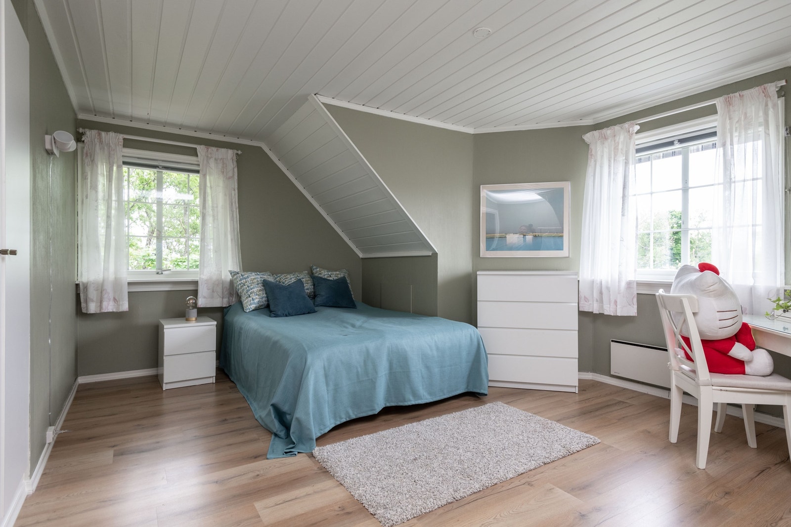 Ytterligere ett av de øvrige tre soverommene er også utpreget stort. Galleribilde