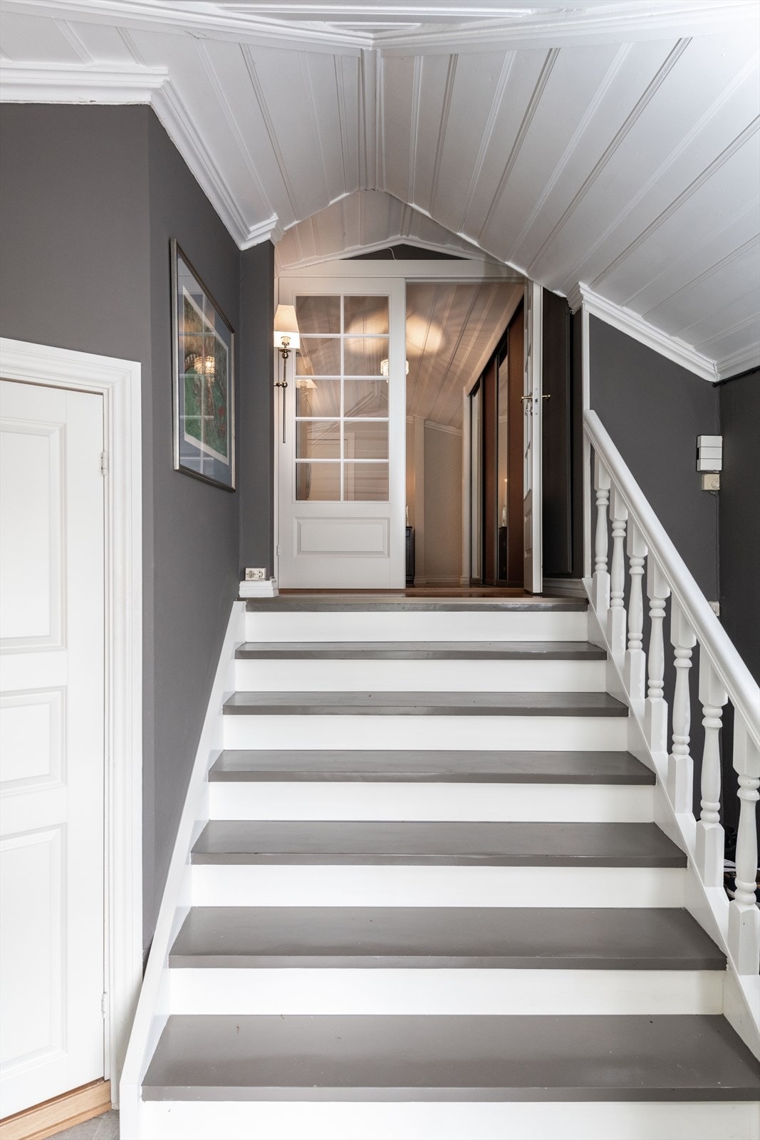 Trapp forbinder hallen med entreen, dør til venstre er til gjestetoalett. Galleribilde