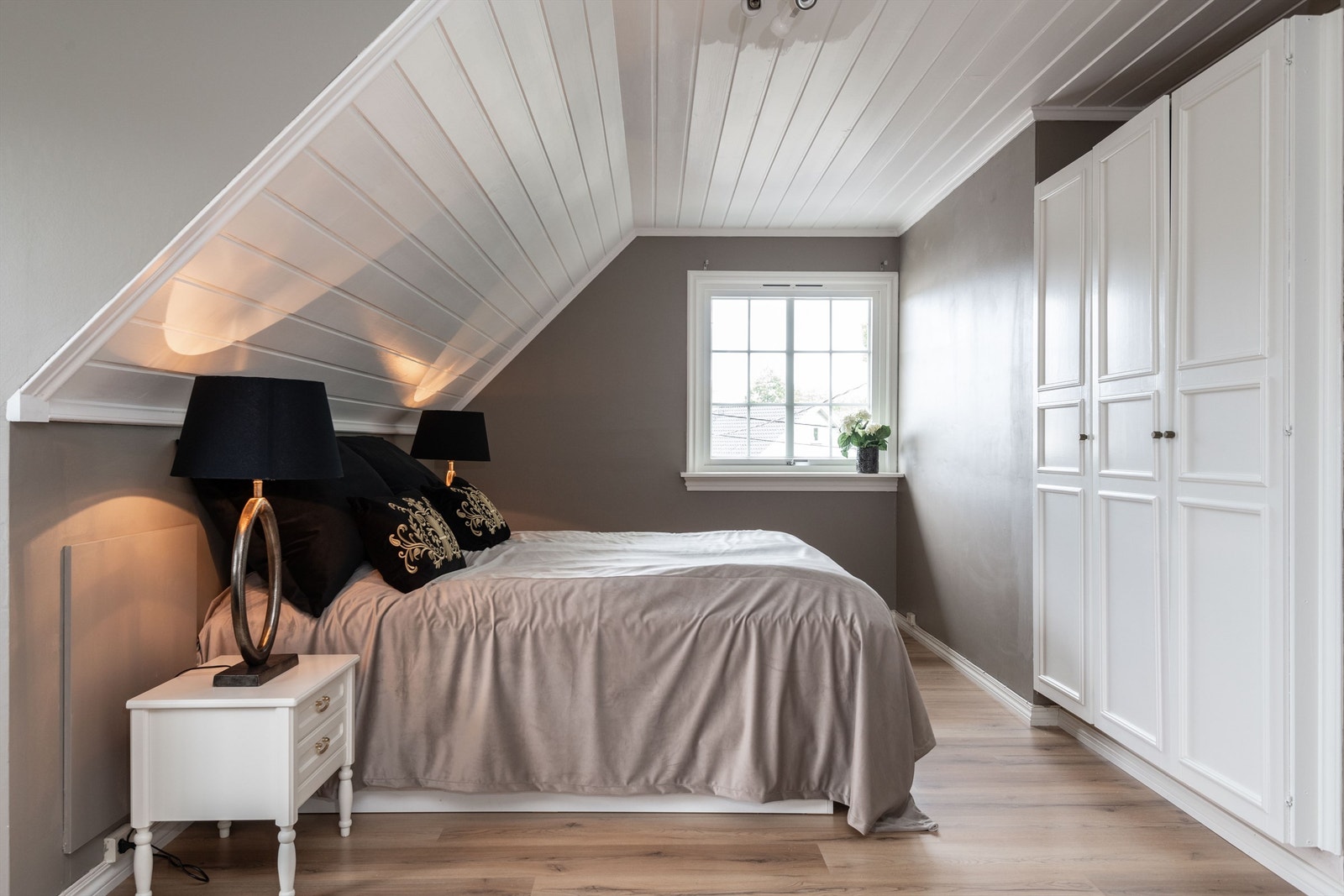 Rommet er utstyrt med en rekke skap. Galleribilde