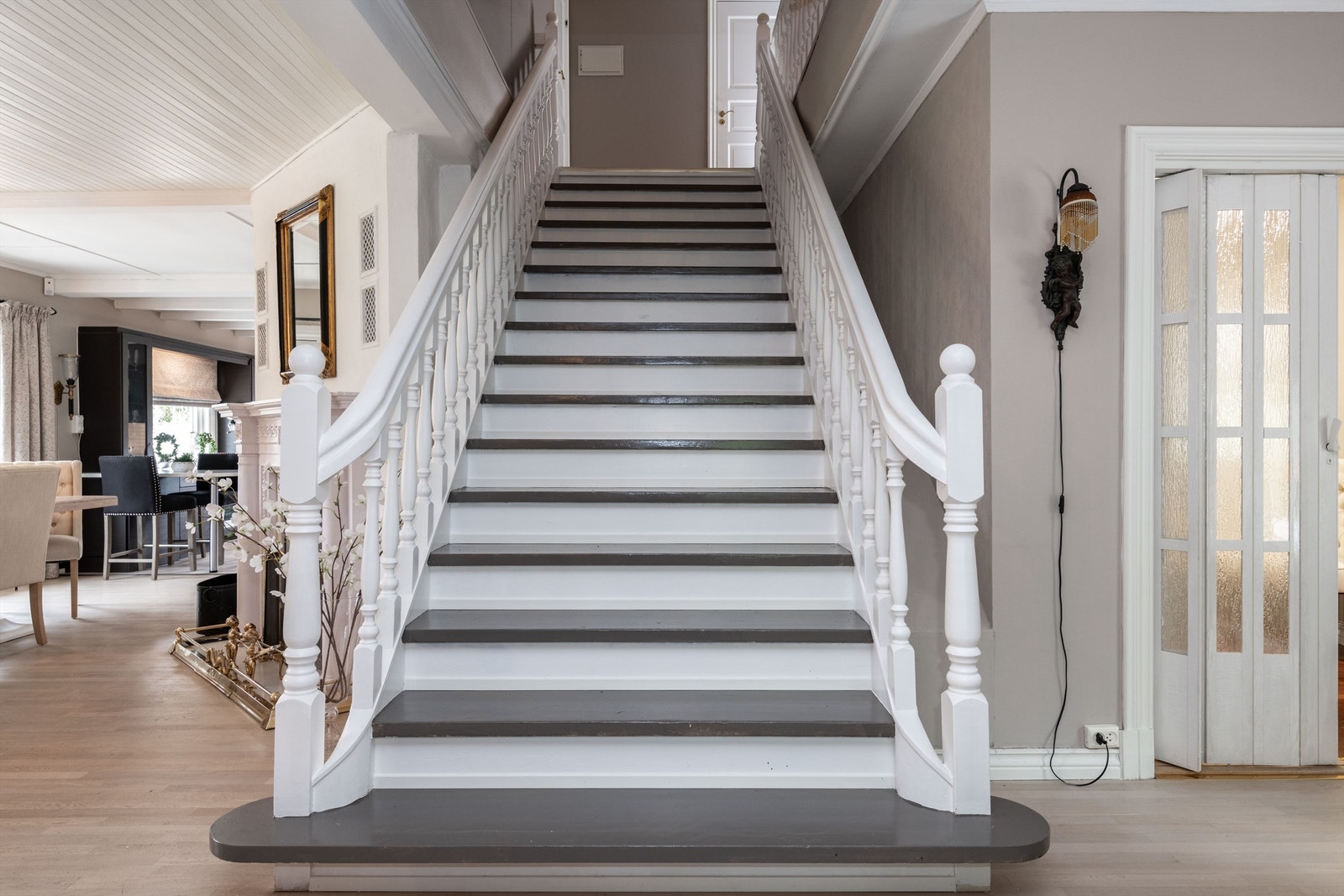 En romslig gang bak foldedøren gir tilgang til flere av hovedetasjens øvrige rom. Galleribilde