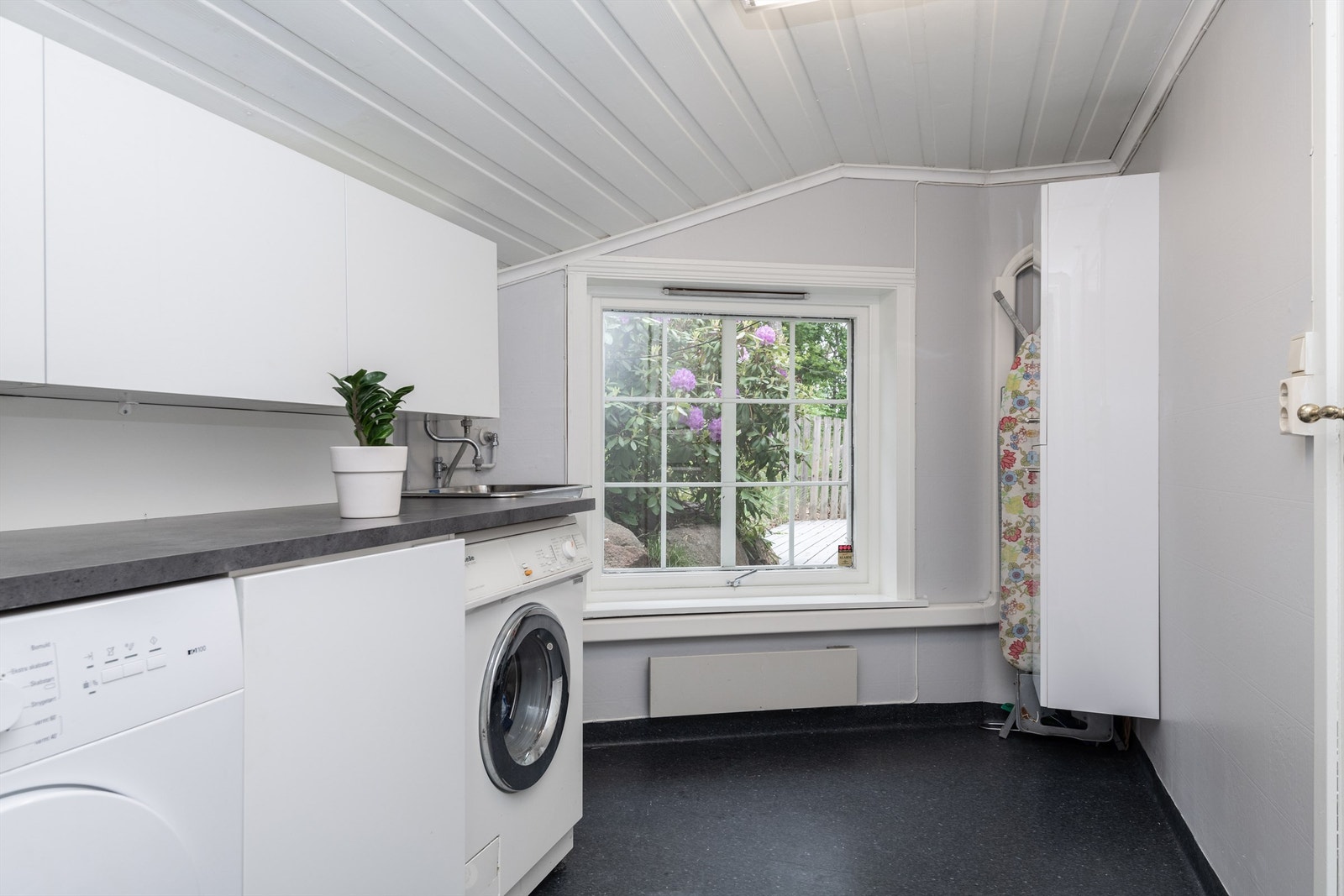 Vaskerommet er oppusset i 2020 med ny innredning. Galleribilde