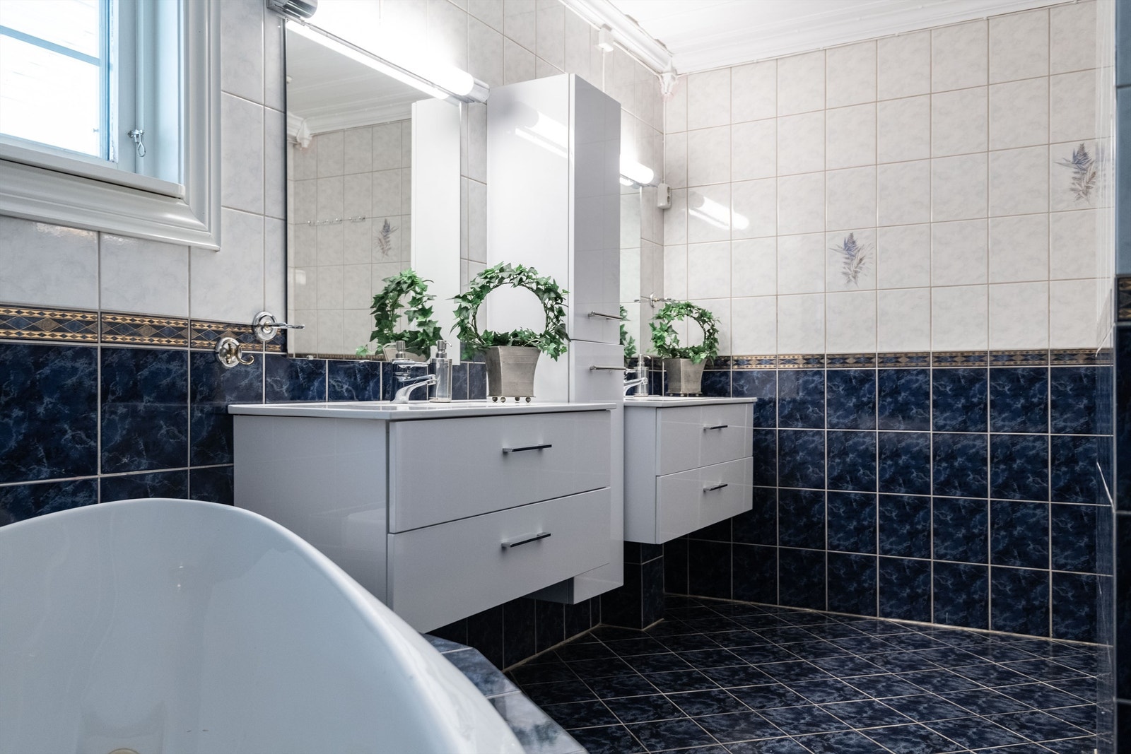 To servanter legger til rette for samtidig bruk av hovedetasjens bad. Galleribilde