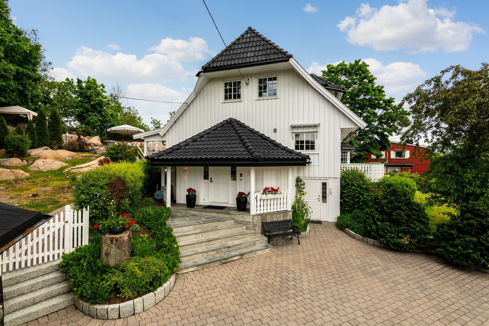 Det er parkeringsmuligheter for opptil 5 biler på gårdsplass og i garasje. Galleribilde