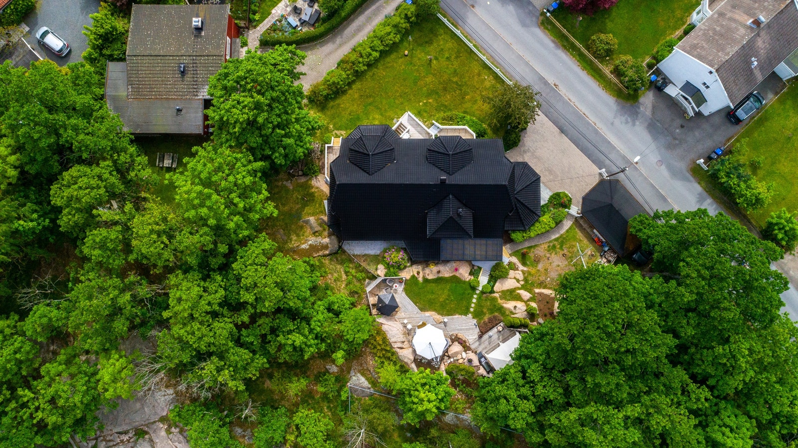 Fine, skjermede uteplasser er anlagt på tomtens bakre og øvre del. Galleribilde