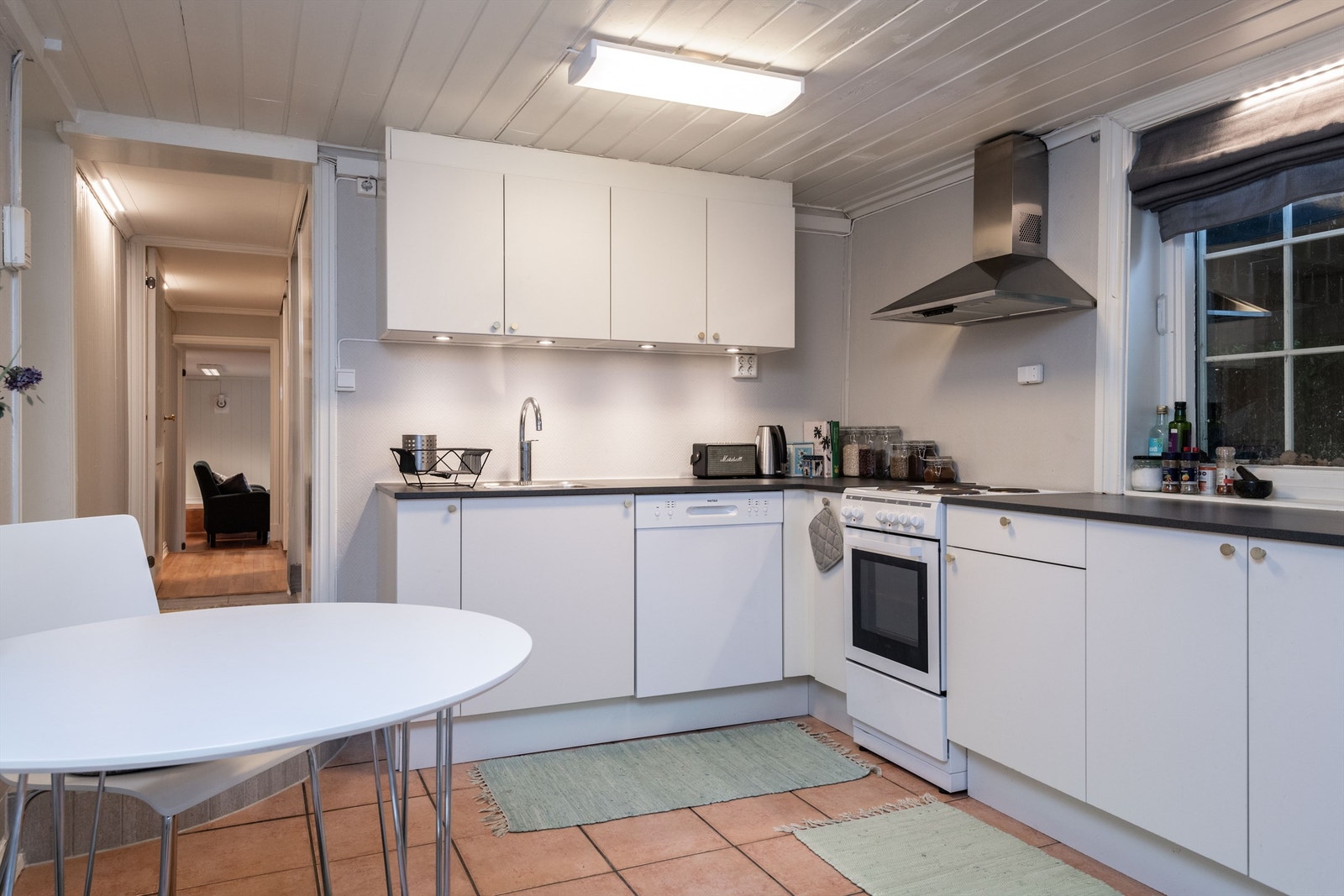 Utleiedelens kjøkken ble påkostet med ny innredning og hvitevarer i 2017. Galleribilde