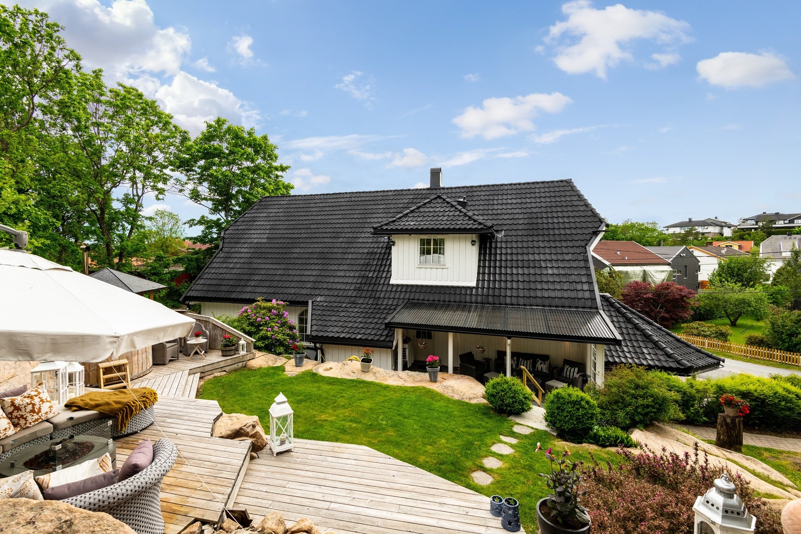 Her sitter du tilbaketrukket og skjermet, og med følge av utsyn mot nabolaget. Galleribilde