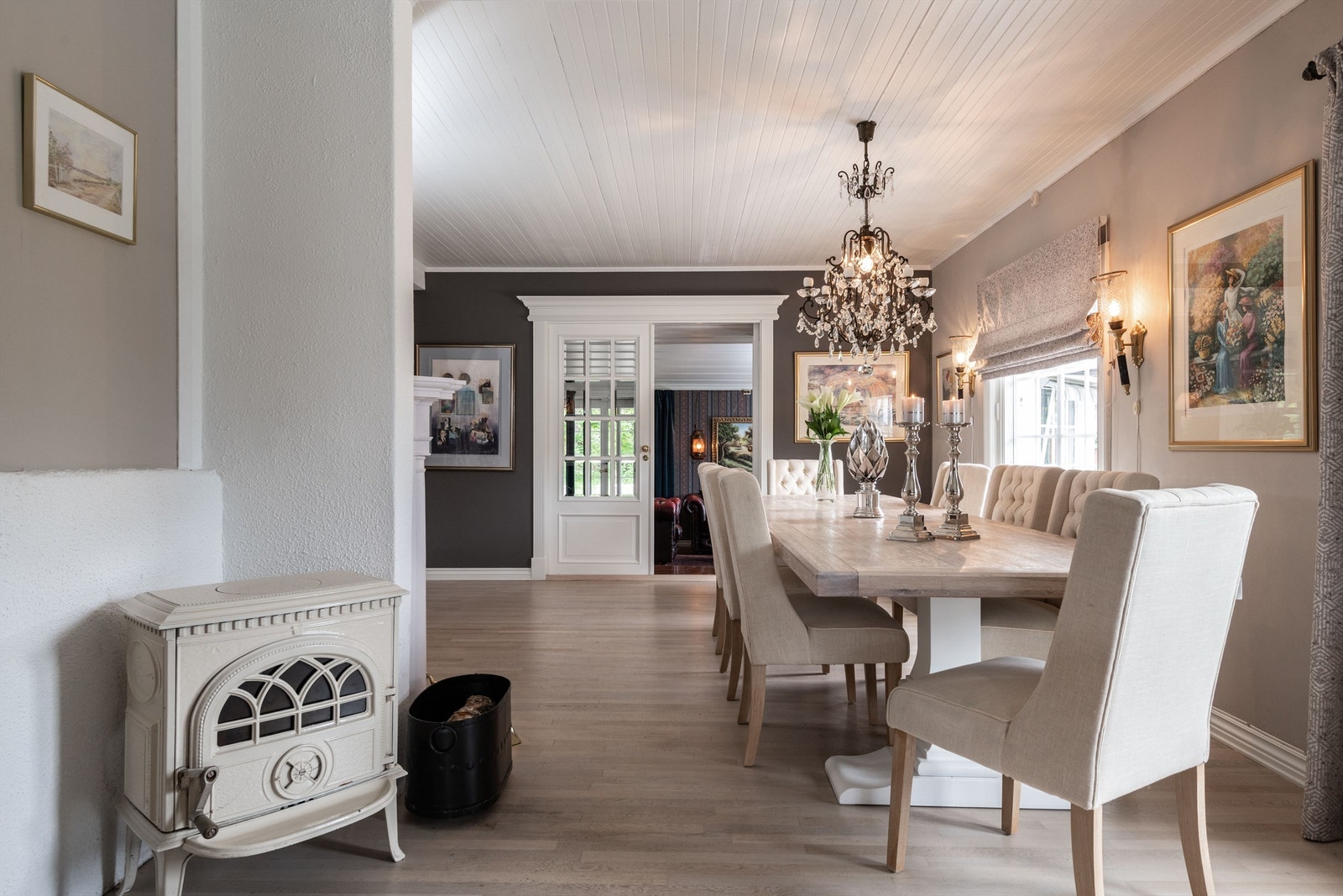 Spisestuen har to ildsteder; både peis og vedovn. Galleribilde