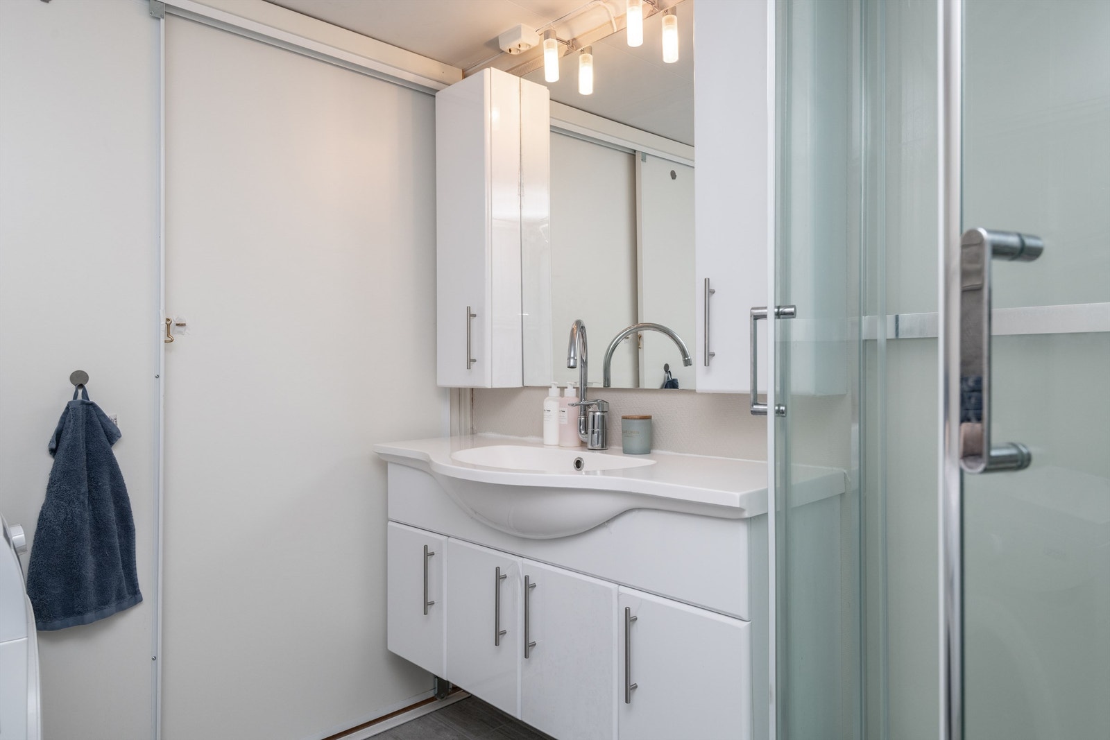 Utleiedelens bad ble pusset opp i 2017 med ny innredning, varmekabler og hvitevarer. Galleribilde