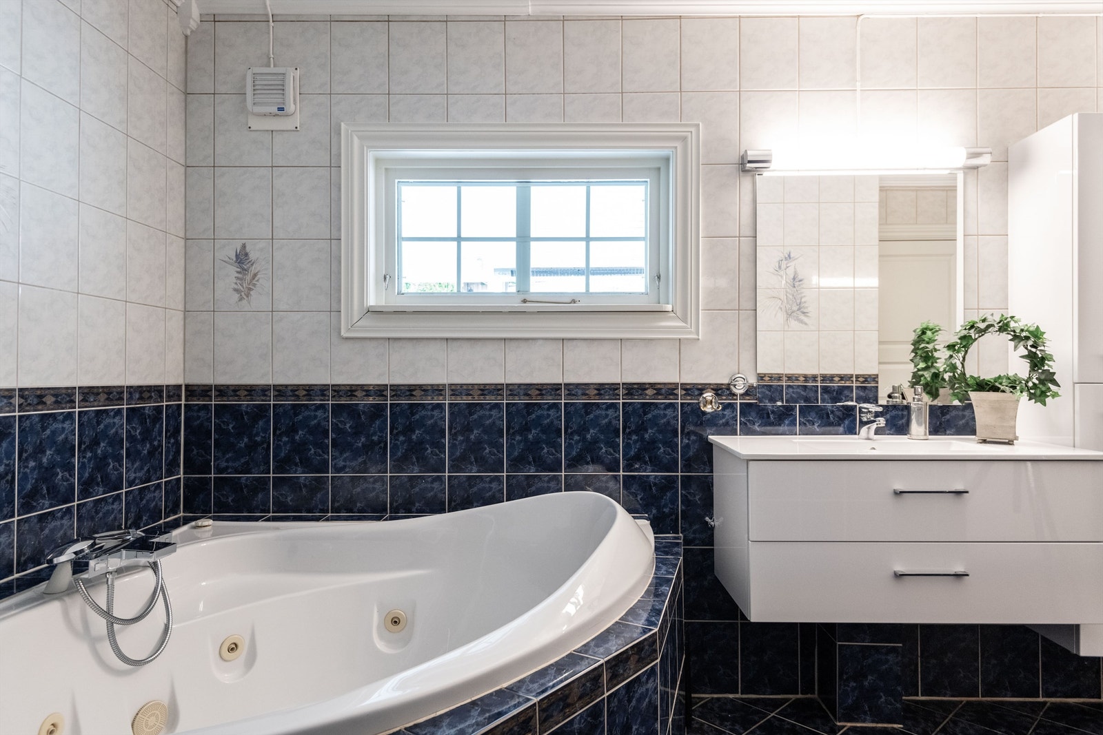 Hovedetasjens bad ble bygget om i 2005 og pusset opp i 2018. Galleribilde