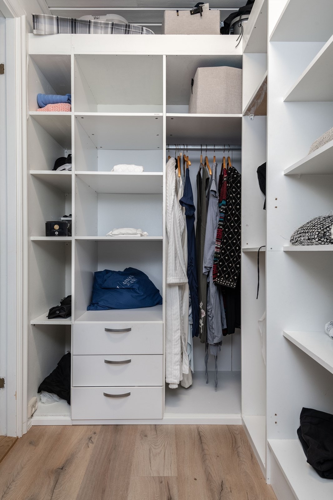 Garderobeinnredning med et raust antall hyller er installert i boden. Galleribilde