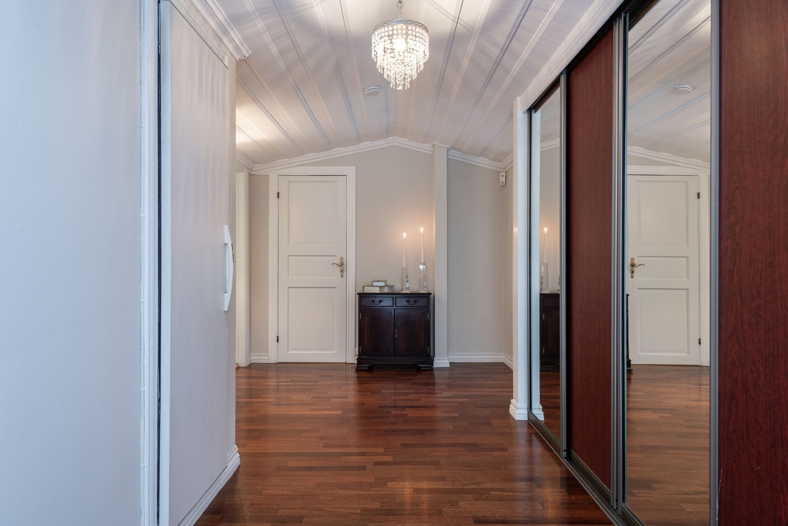 Et stort kjølerom er tilgjengelig fra hallen rett utenfor kjøkkenet. Galleribilde