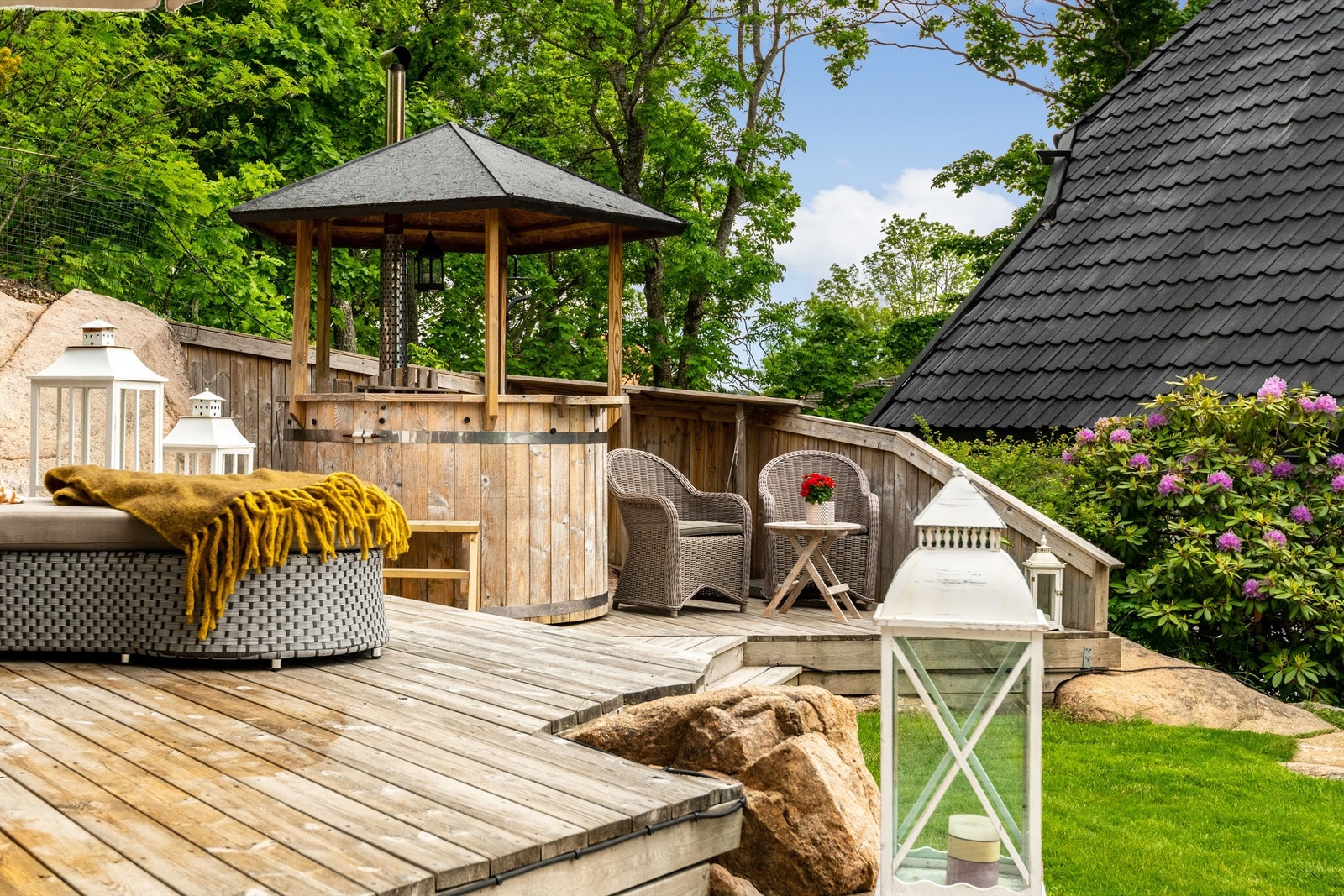 Dekorativ og variert beplantning gjør utearealene spesielt innbydende sommerstid. Galleribilde