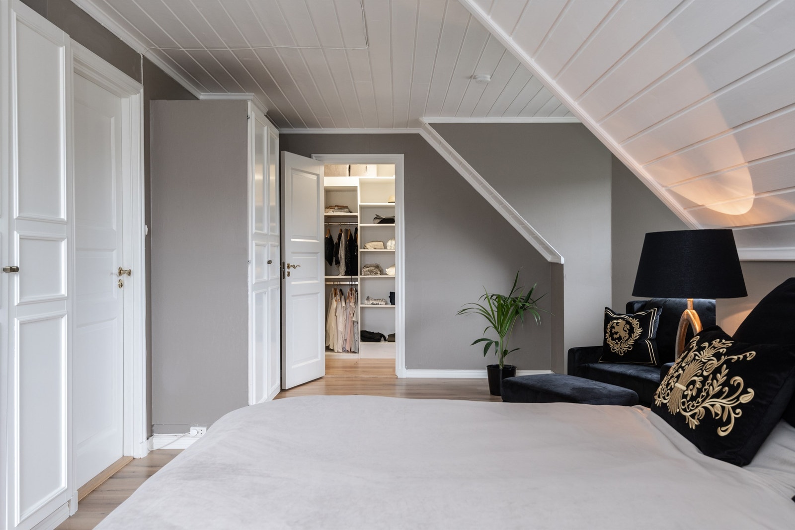 Tilknyttet bod benyttes i dag som walk in closet. Galleribilde