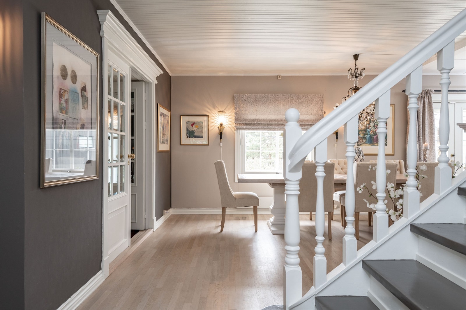 Det er utført oppussing av overflatene i de fleste rom i senere år. Galleribilde