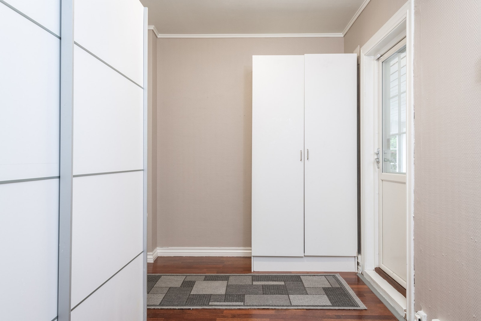 Garderoberom utenfor vaskerom, med dør til skjermet terrasse på baksiden. Galleribilde