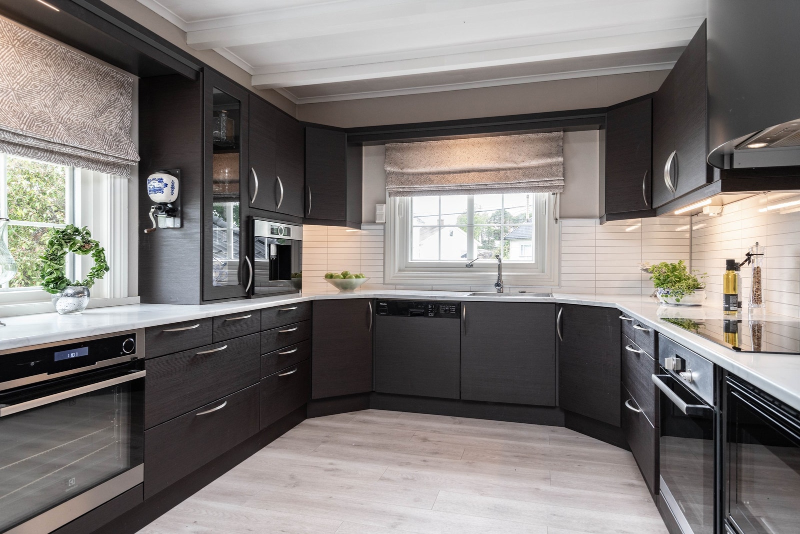 Kjøkkenet er påkostet med et rikt utvalg integrerte hvitevarer. Galleribilde