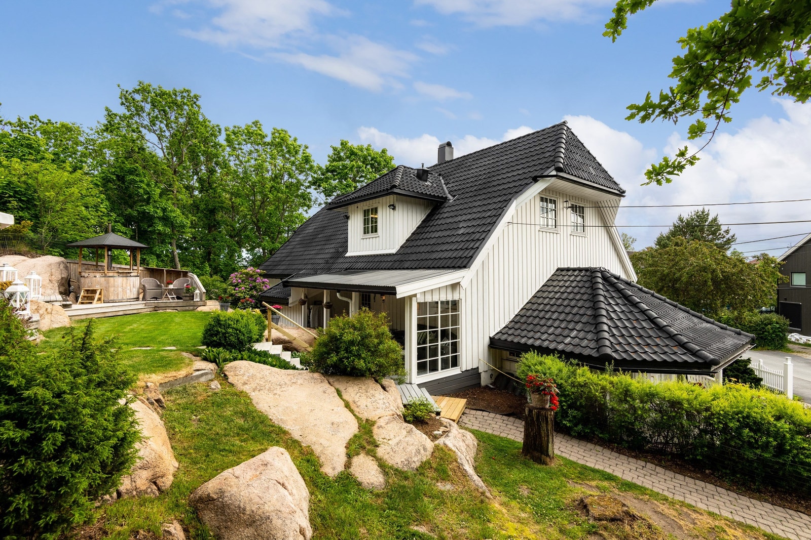 Boligen ble oppført på 50-tallet, men vesentlig til- og ombygget i 1987. Galleribilde