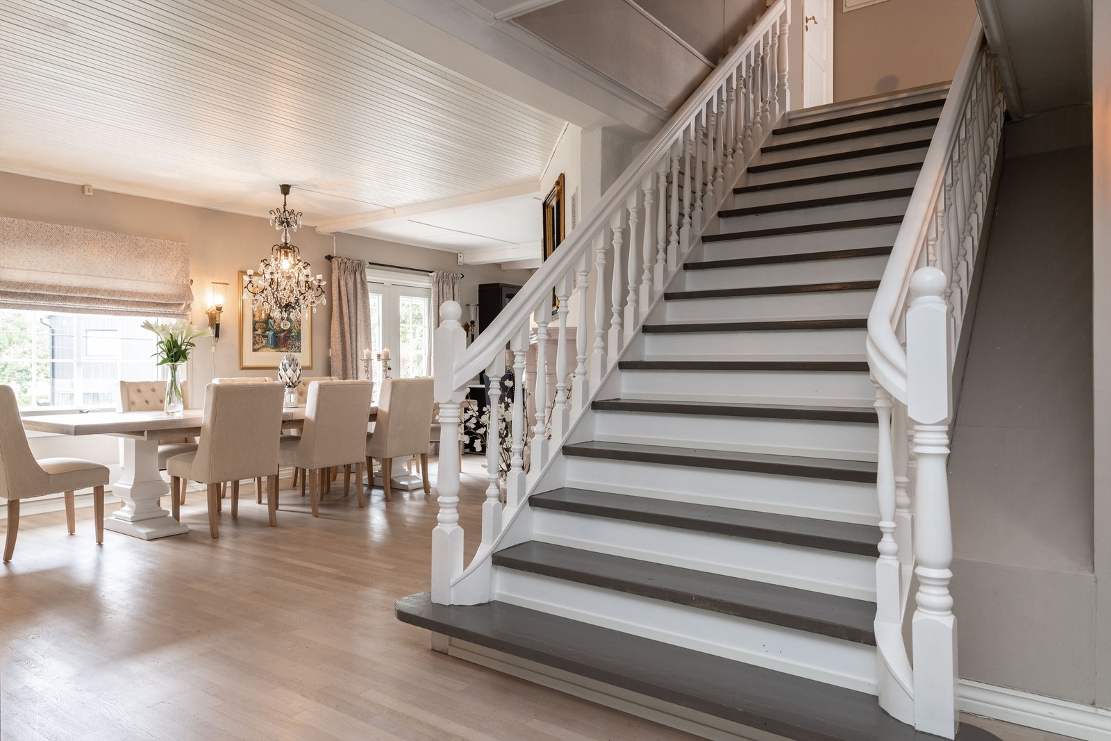 Trappen til andre etasje er av en nærmest herskapelig utførelse. Galleribilde