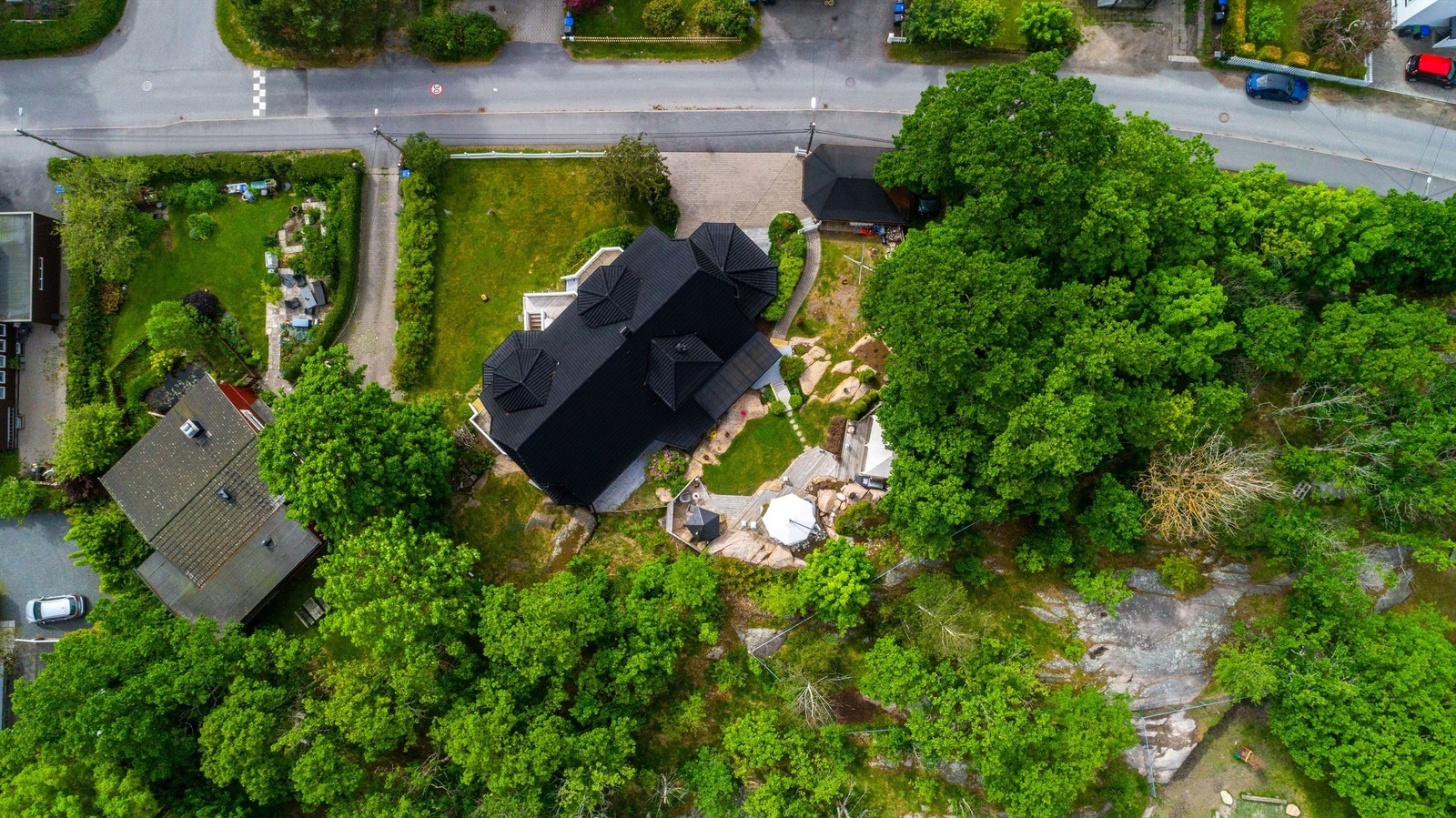 Tomten måler 903 kvadratmeter, er festet og reguleres iht. konsumprisindeks. Galleribilde