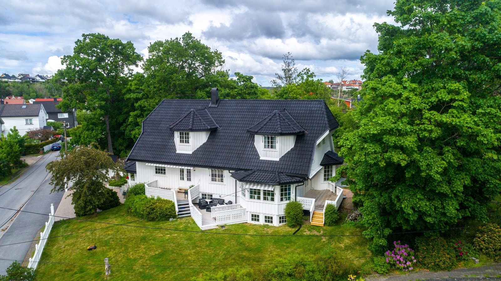 Boligen er innholdsrik og har totalt tre plan, inkludert utleiedel i underetasjen. Galleribilde