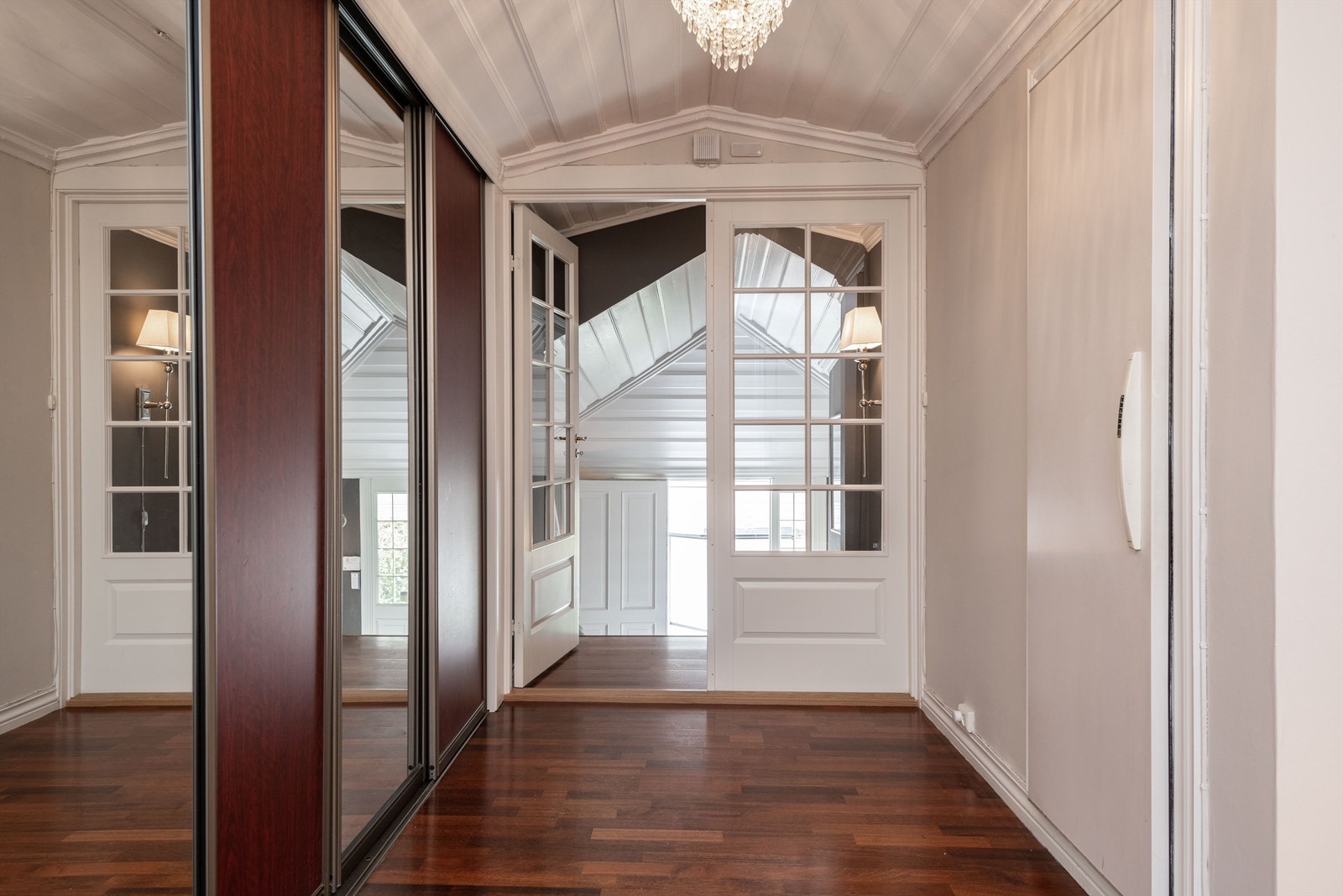 Yttertøyet oppbevarer du oversiktlig i hallens brede skyvedørsgarderobe. Galleribilde