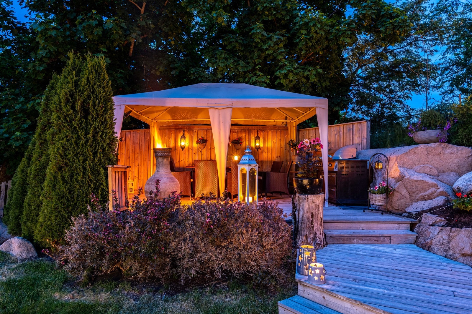 Dekorativ beplantning gir en fin soneinndeling av uteplassene i hagen. Galleribilde