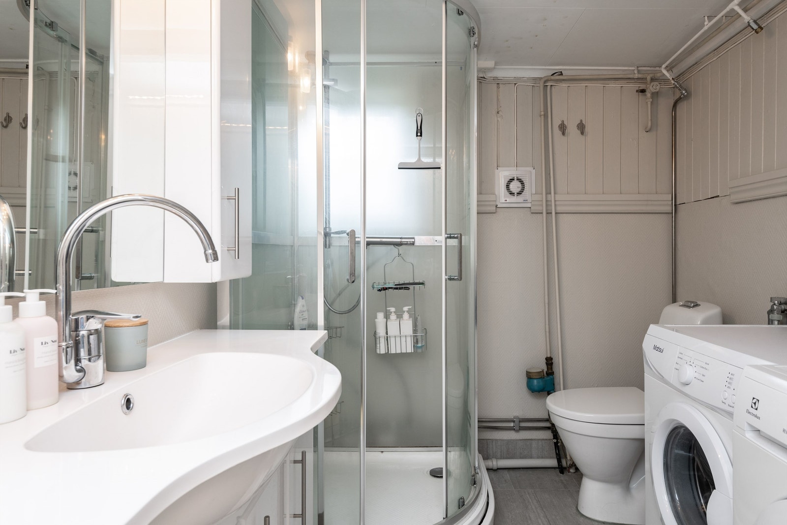 Utleiedelens bad har opplegg for både vaskemaskin og tørketrommel. Galleribilde