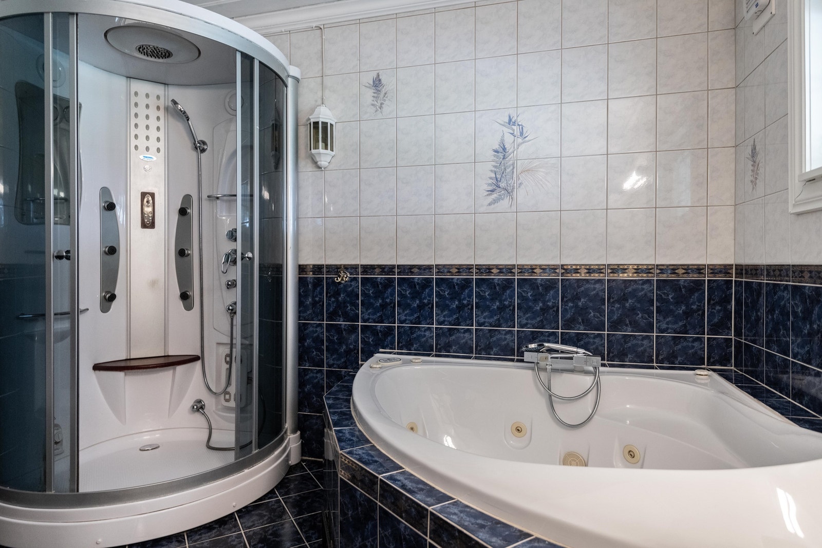 Dusjkabinett og massasjekar gir deg en deilig opplevelse av komfort i hverdagen. Galleribilde