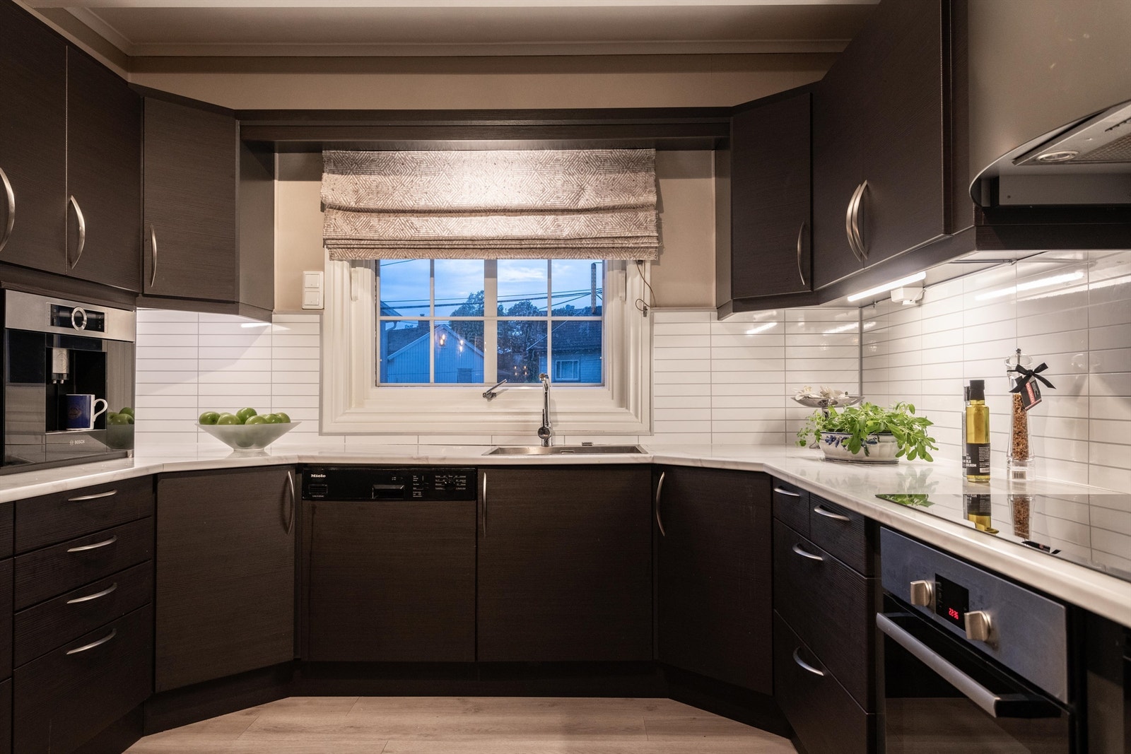 Meterlange benker gir rikelig med plass til matlaging. Galleribilde