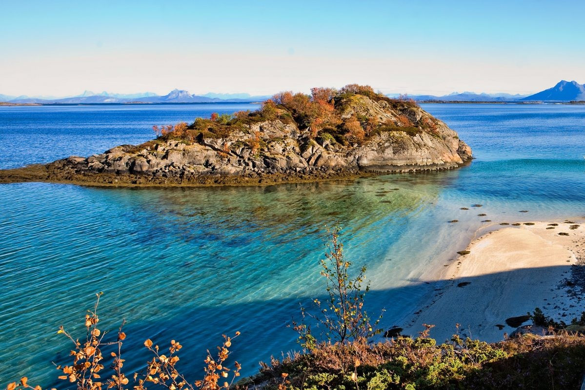 Kun et steinkast unna hyttetomten finner du denne idylliske stranden.