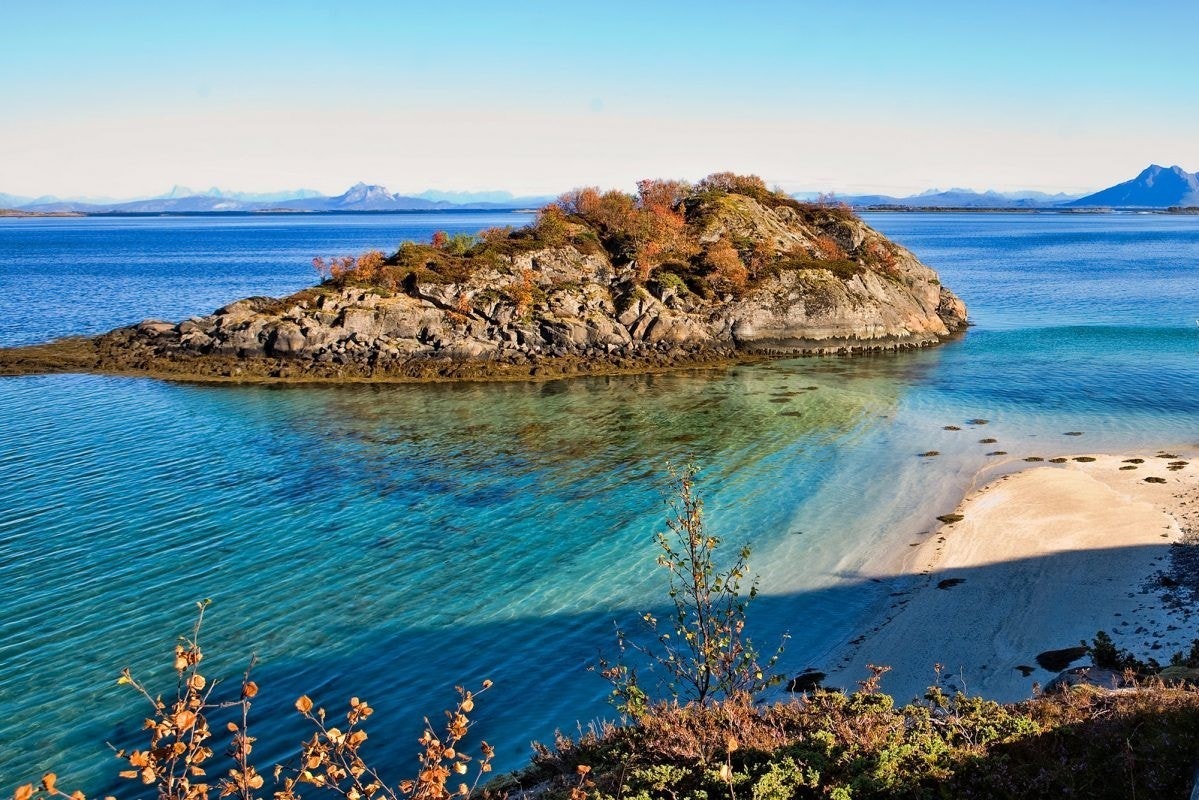 Kun et steinkast unna hyttetomten finner du denne idylliske stranden. Galleribilde