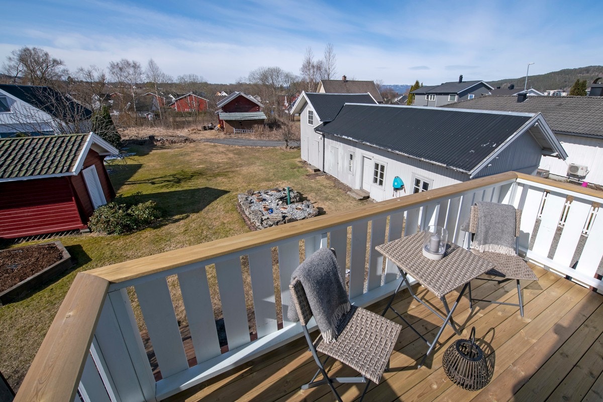 Solrik balkong i andre etasje. Galleribilde