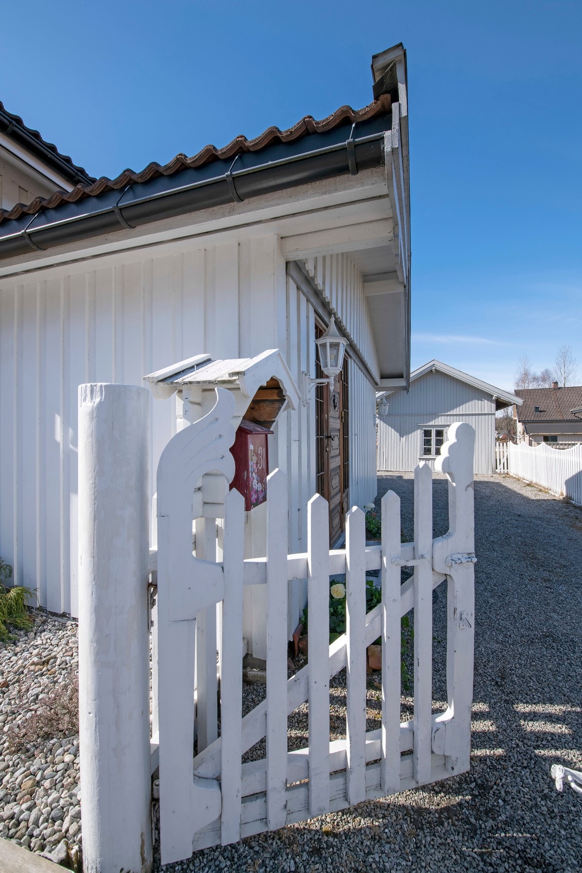 Hyggelig port inn til tomten. Galleribilde