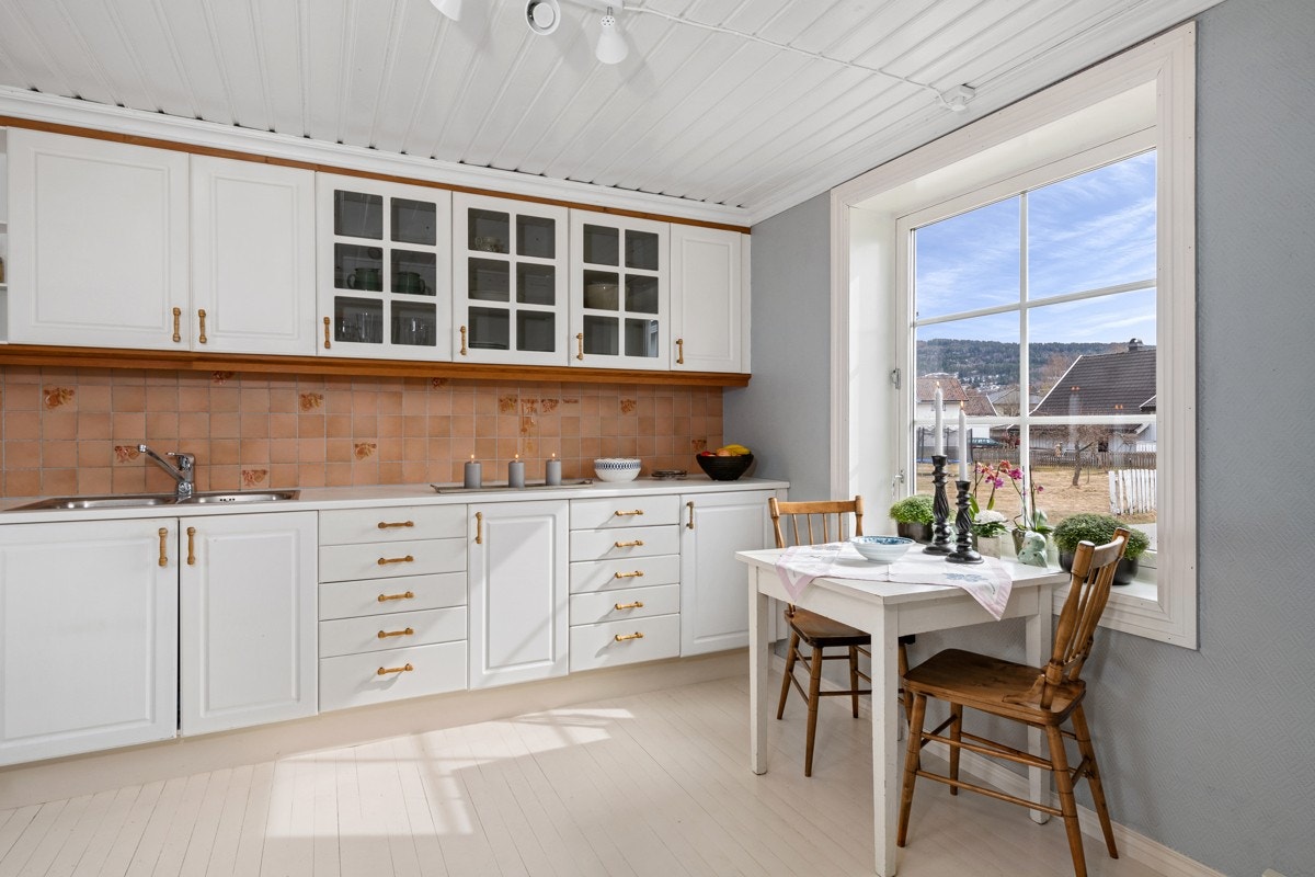 Rommet har lyst gulv, til gråmalt strie på veggene, og hvitmalt takpanel. Galleribilde