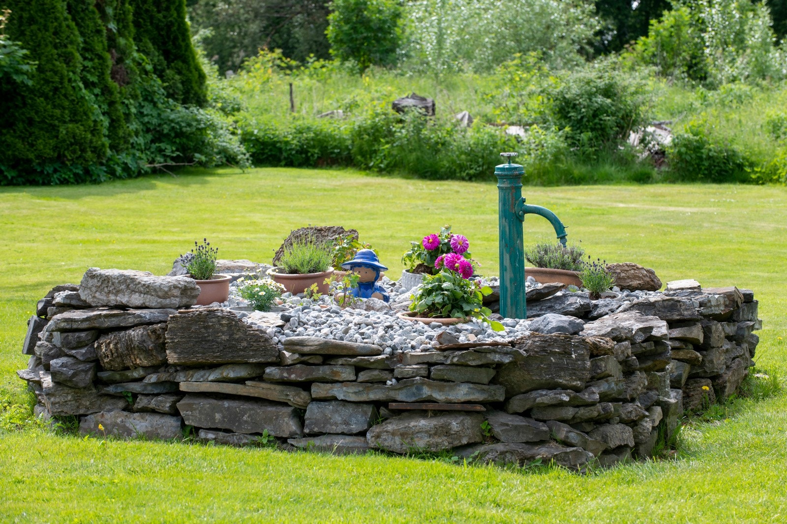 I hagen er det et område med naturstein og et kantet, stort bed. Galleribilde