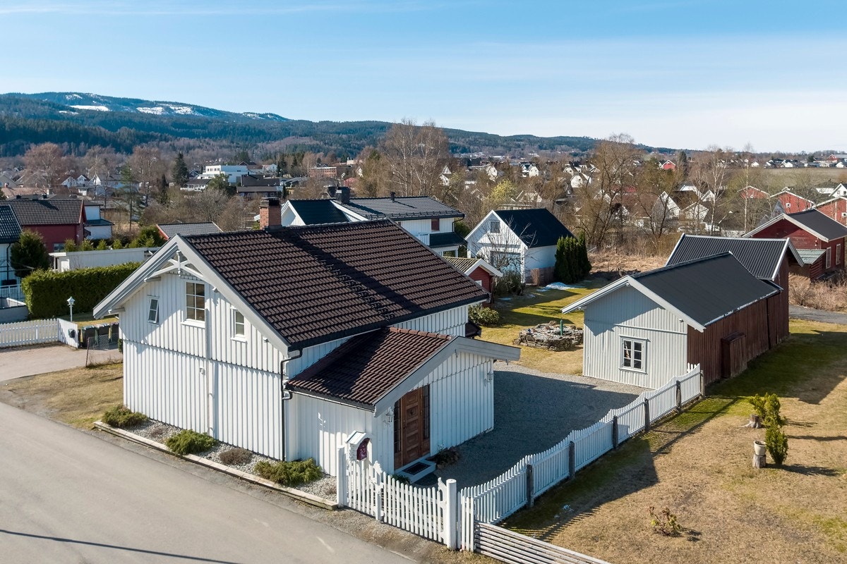 Området har nærhet til skoler, barnehager, offentlig kommunikasjon og gode servicetilbud. Galleribilde