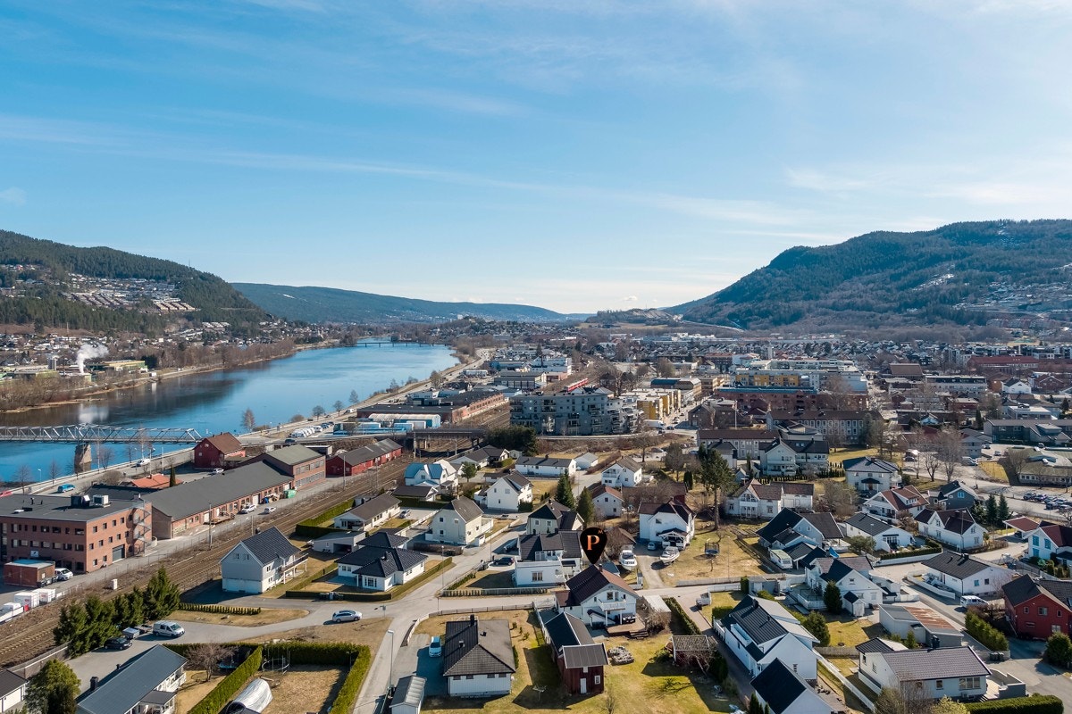 Det er kort vei til sentrum med togstasjon, lekeplass, fotballbane, skøytebane, lysløype, skiløyper, idrettshall og badeplass m.m. Galleribilde