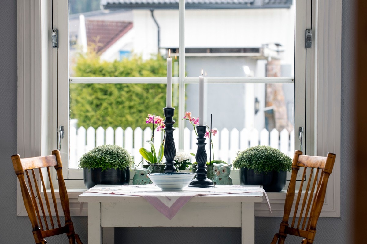 En koselig frokostplass ved vinduet. Galleribilde