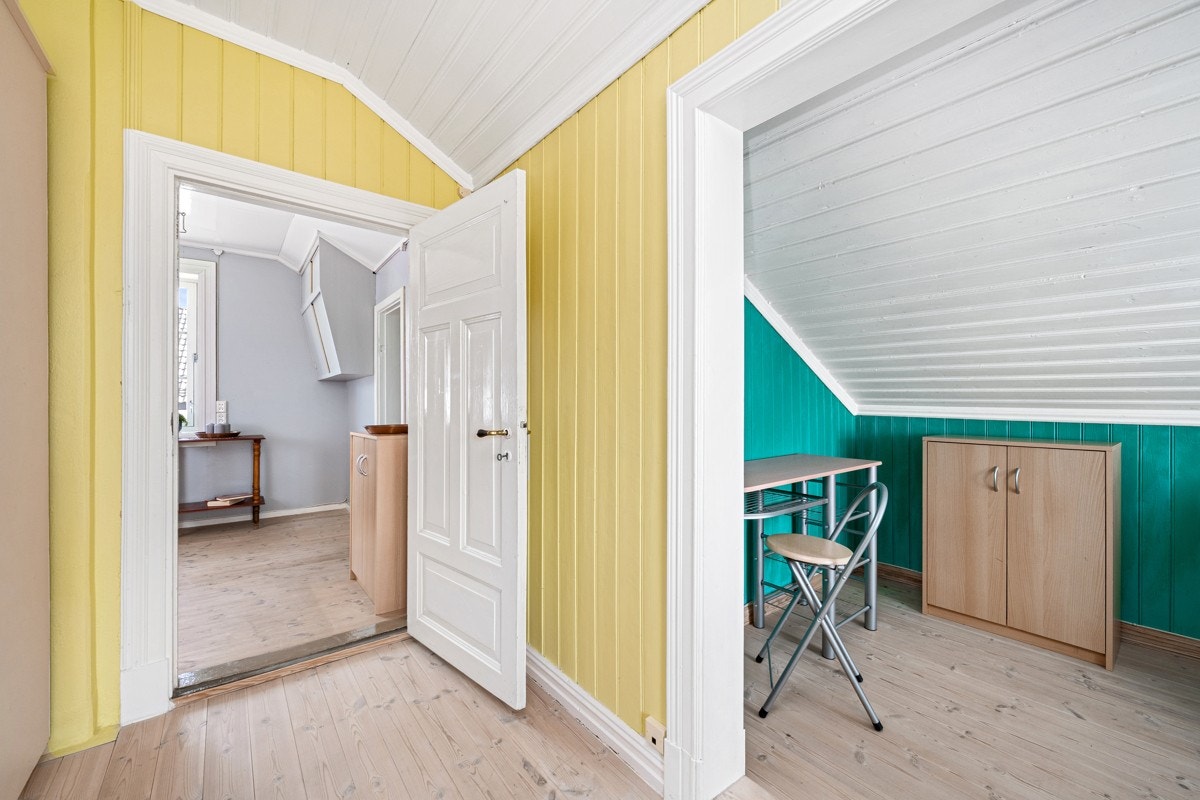Det er ellers alkover i samme etasje, som alternativt kan brukes som kontor eller garderober. Alkovene ikke er godkjent for rom for varig opphold. Galleribilde
