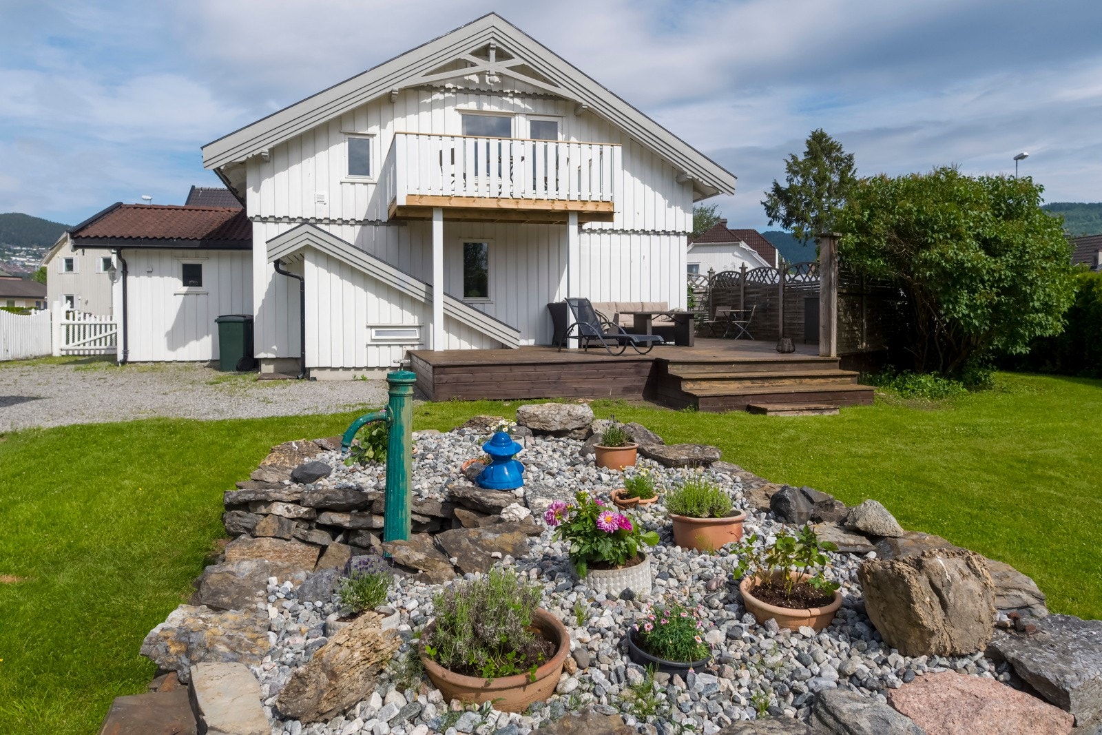 Eiendommen ligger i et barnevennlig og attraktivt boligområde i Mjøndalen i Drammen kommune. Galleribilde