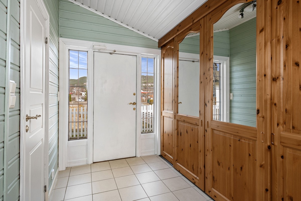 Det er skyvedørsgarderobe med dels speilfronter hvor ytterklærne kan gjemmes bort. Galleribilde
