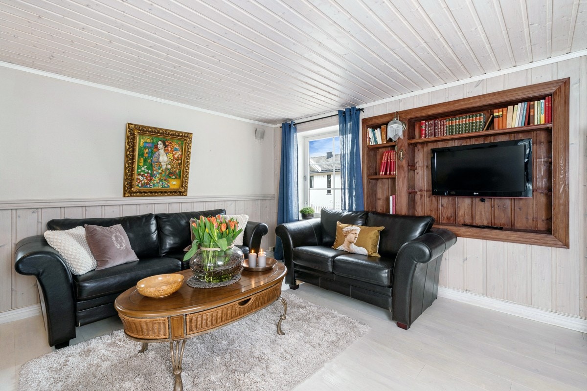 Rommene har enstavs tregulv og vegger med brystning Galleribilde