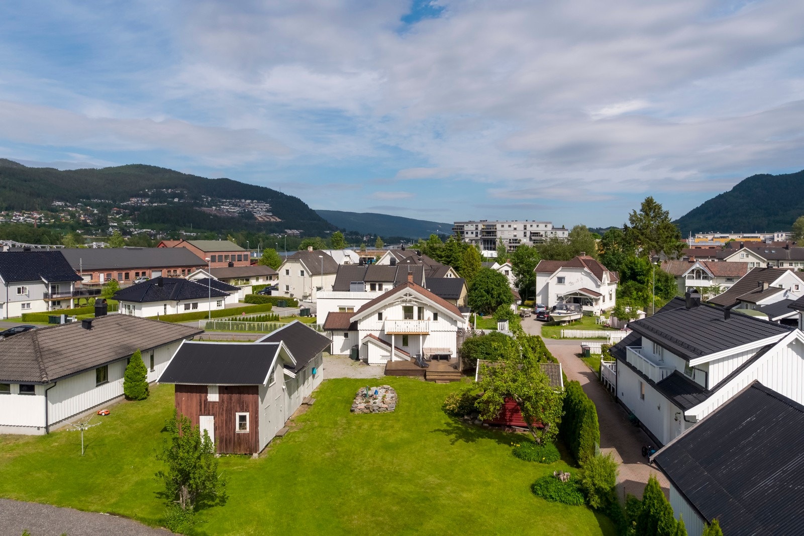 Boligen ligger på en solrik tomt med skjermet hage og tilhørende uthus, stabbur og garasje. Galleribilde