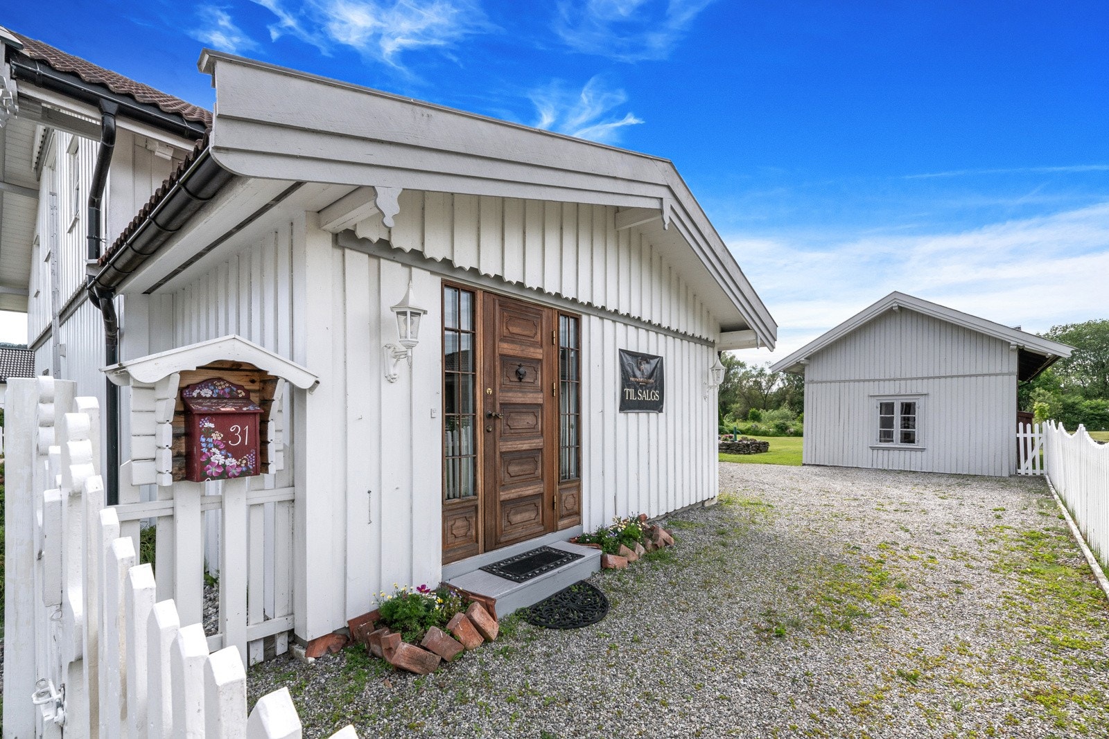 Gårdsplass. Galleribilde