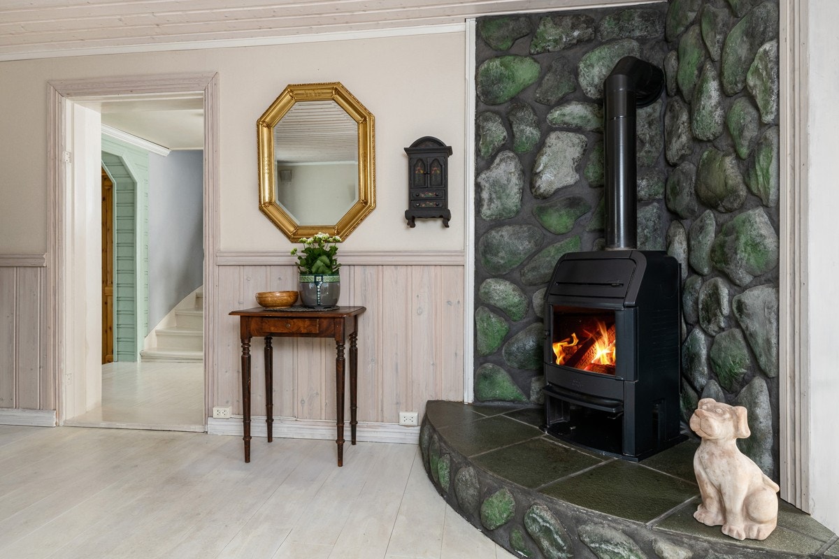 I begge stuene er det et steinsatt hjørne, med en Jøtul vedovn på opphøyd del i den ene stuen. Galleribilde