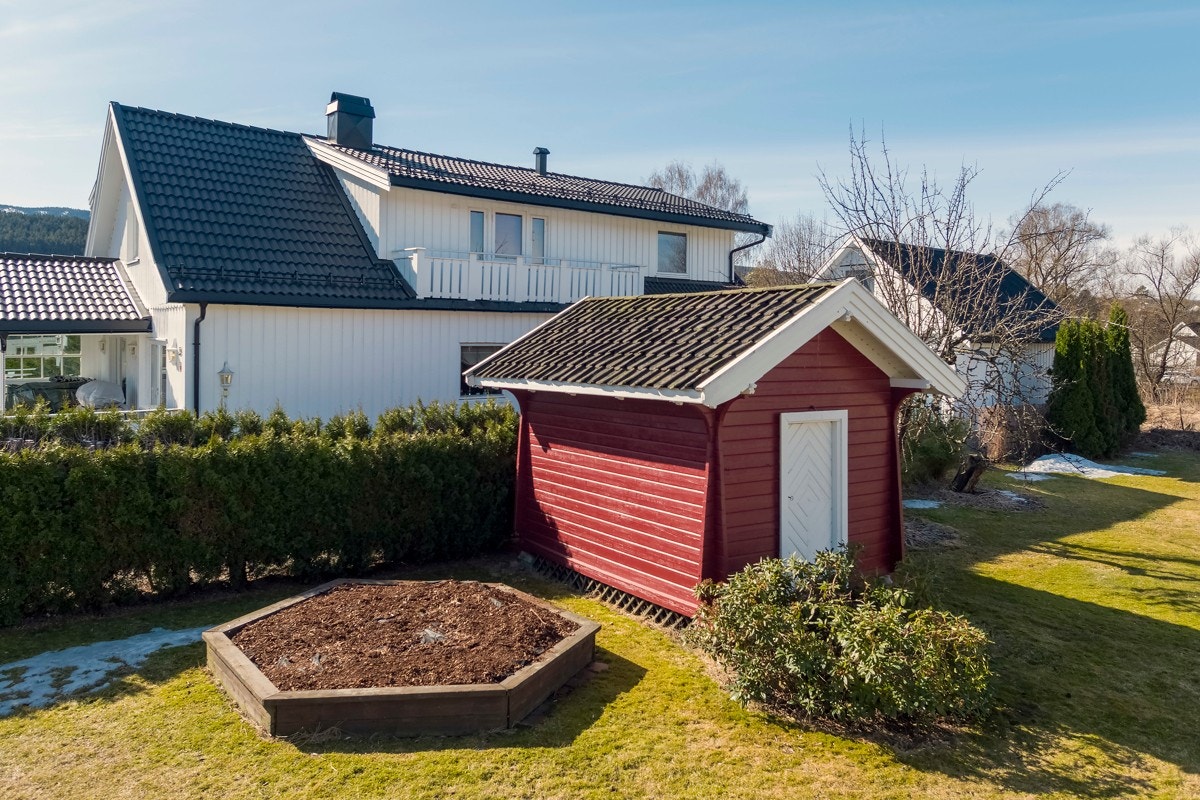 I hagen er det et uthus og et rødmalt stabbur i bakkant av huset. Galleribilde