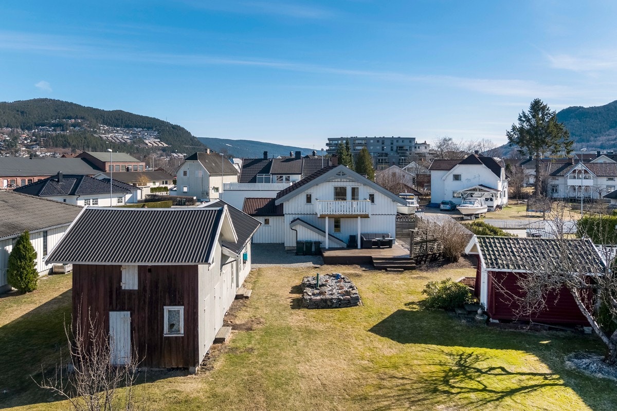 Tomten er solrik, velstelt og pent opparbeidet med plenarealer, busker og trær. Galleribilde