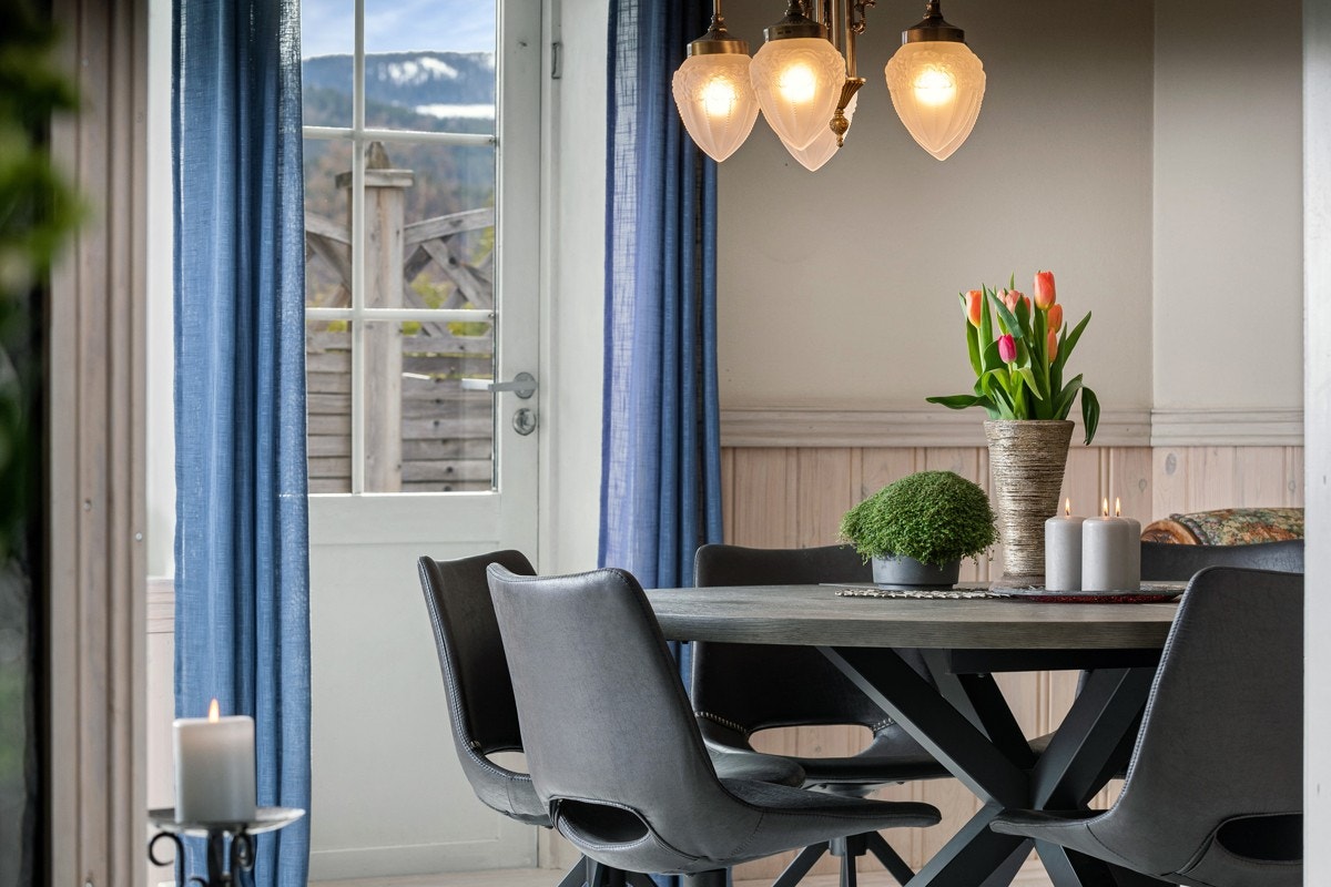 Fra spisestuen er det utgang til en romslig terrasse. Galleribilde